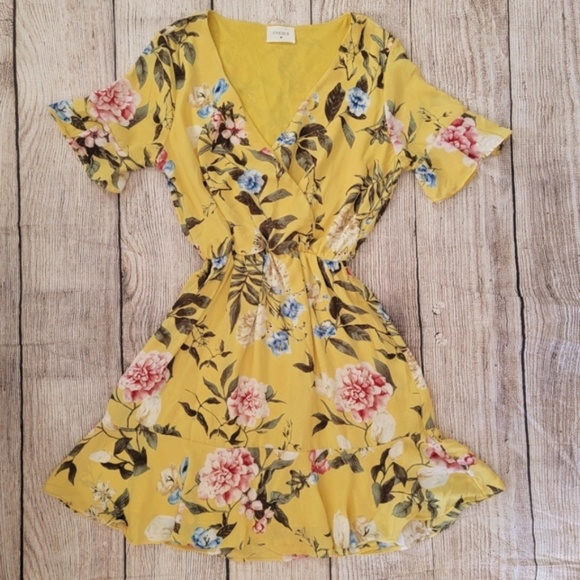 Beautiful Everly Vneck Yellow Floral Dress Size Small!! - Picture 1 of 10